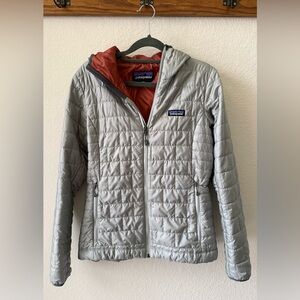 Patagonia Women's Nano Puff Hoody Jacket in Light Gray/Blue & Rust Interior